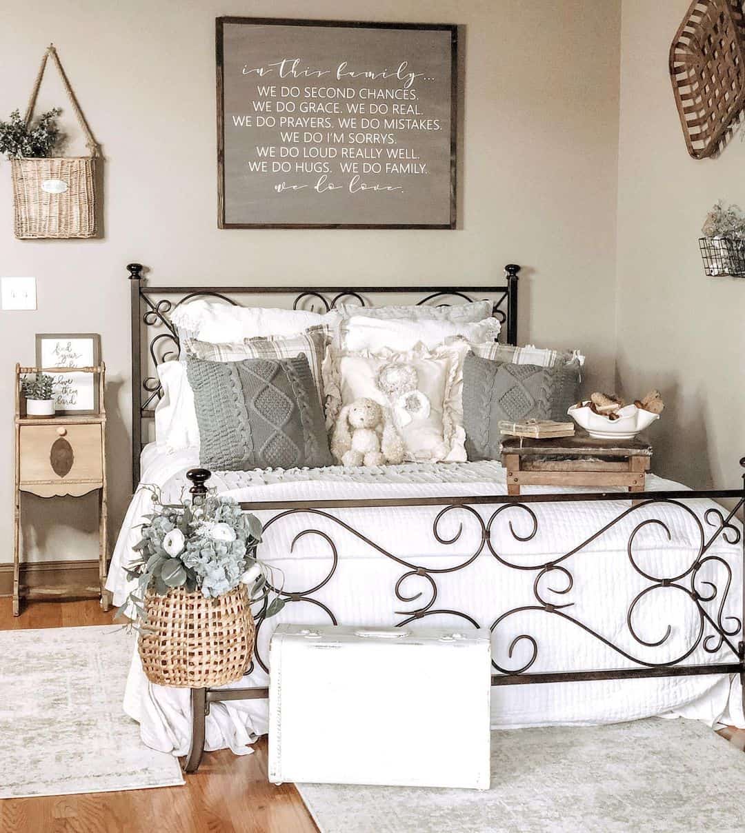 https://www.soulandlane.com/wp-content/uploads/2023/01/Rustic-Farmhouse-Bedroom-Ideas-for-Women.jpg