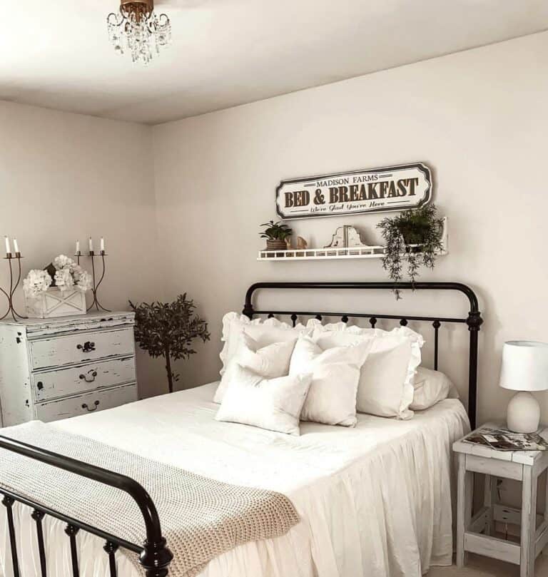 Rustic Small Guest Bedroom Idea
