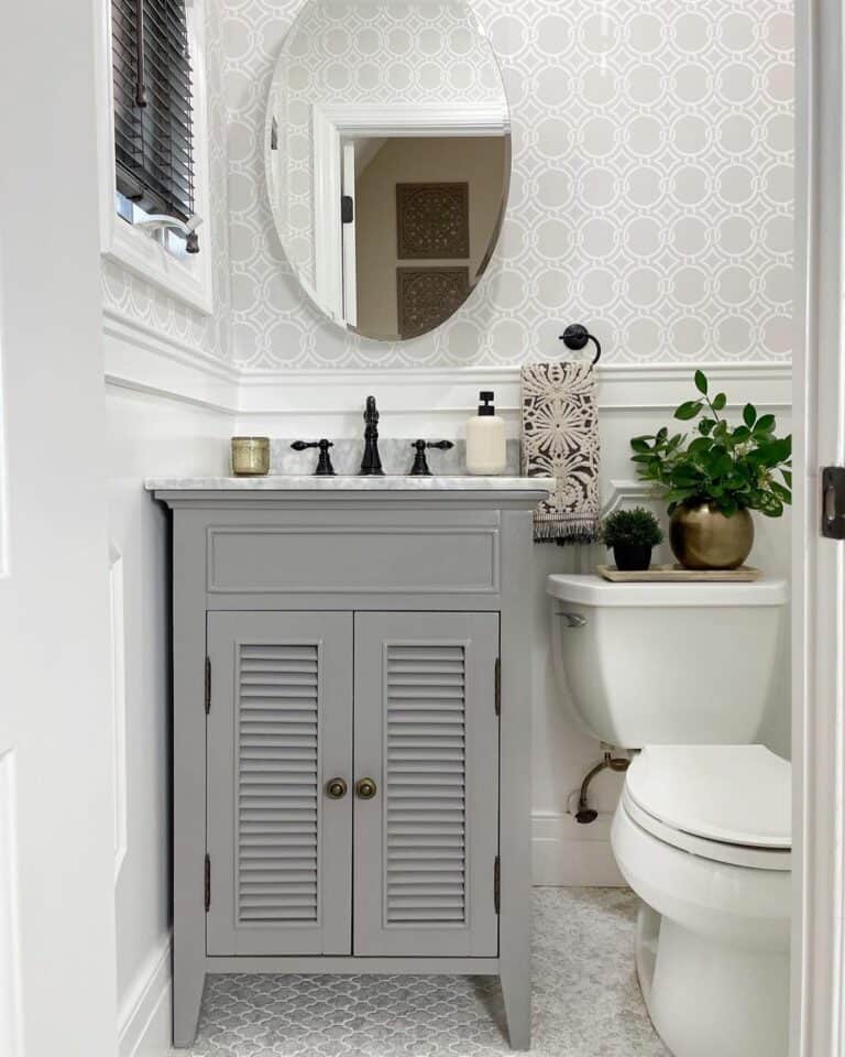 Small Grey and White Bathroom Décor Ideas