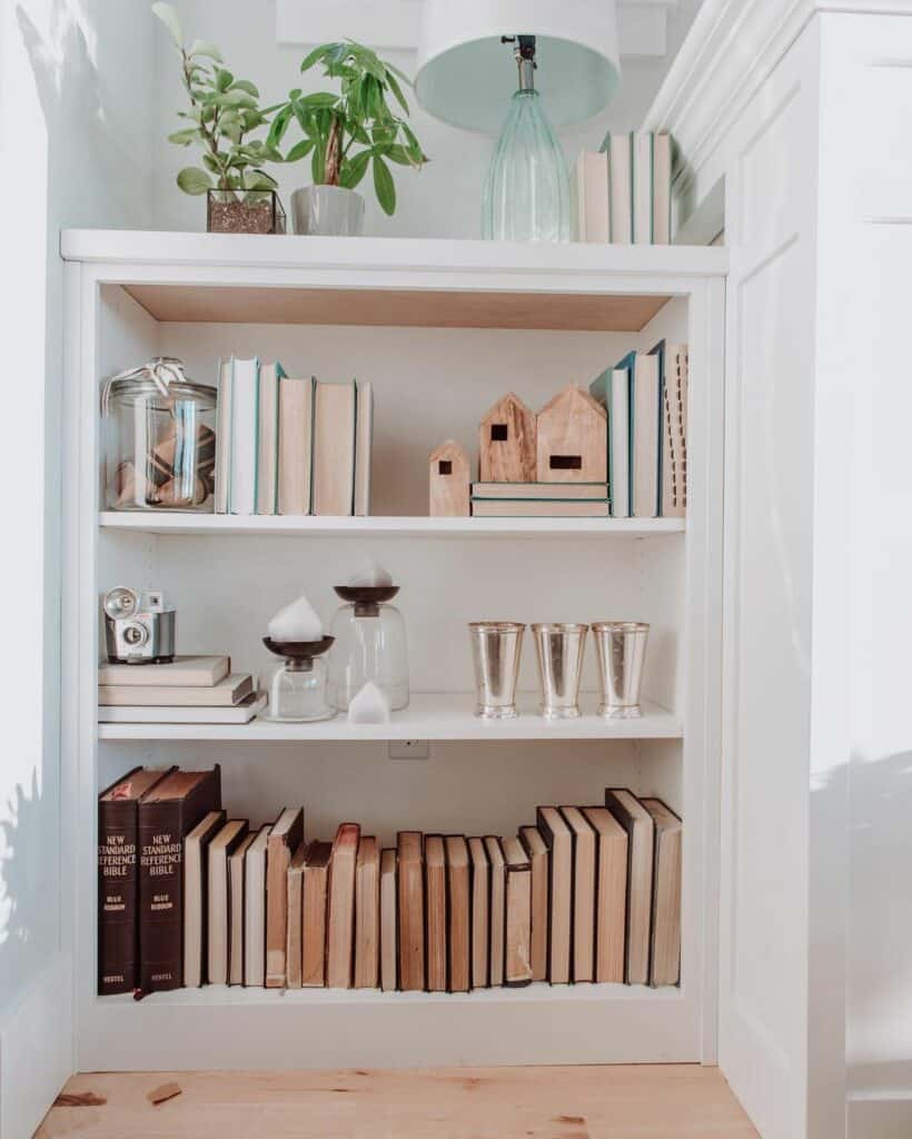 Small Modern Bookshelf With Farmhouse Décor