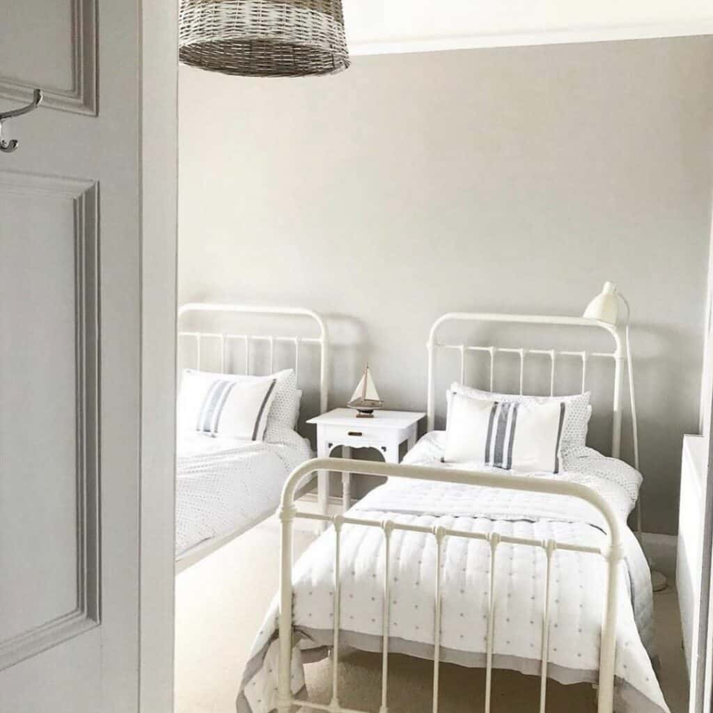 16 Arrangement Ideas for Two Beds in One Small Room