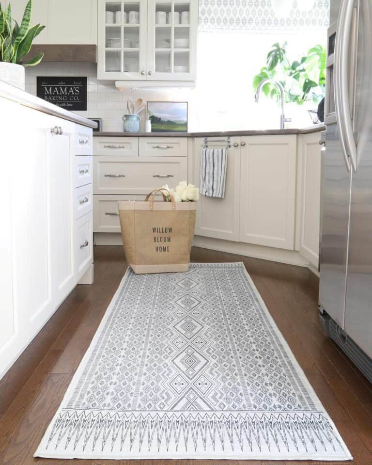 Sophisticated and Geometric Pattern Rug in Farmhouse Kitchen