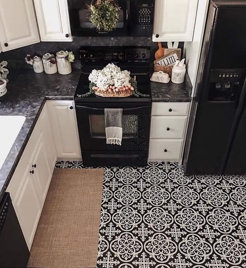 Tile Ideas for a Contrast-filled Kitchen