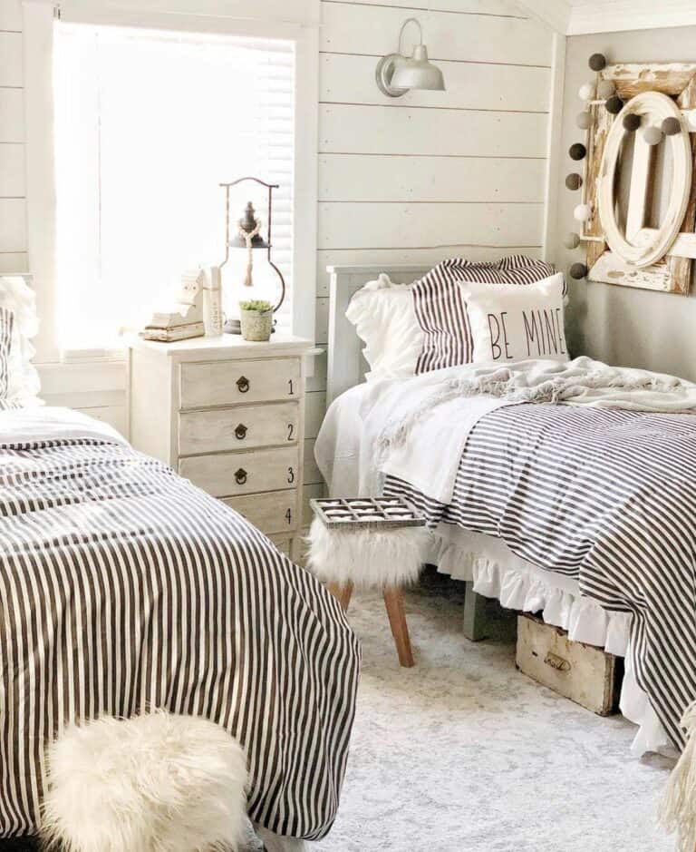 Vintage Striped Twin Bedroom Design Ideas