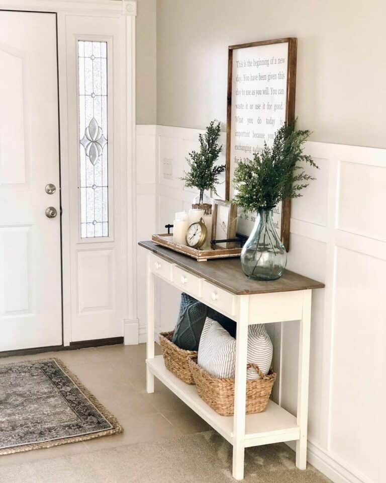 White Farmhouse Entry Table With Clear Glass Vase Décor