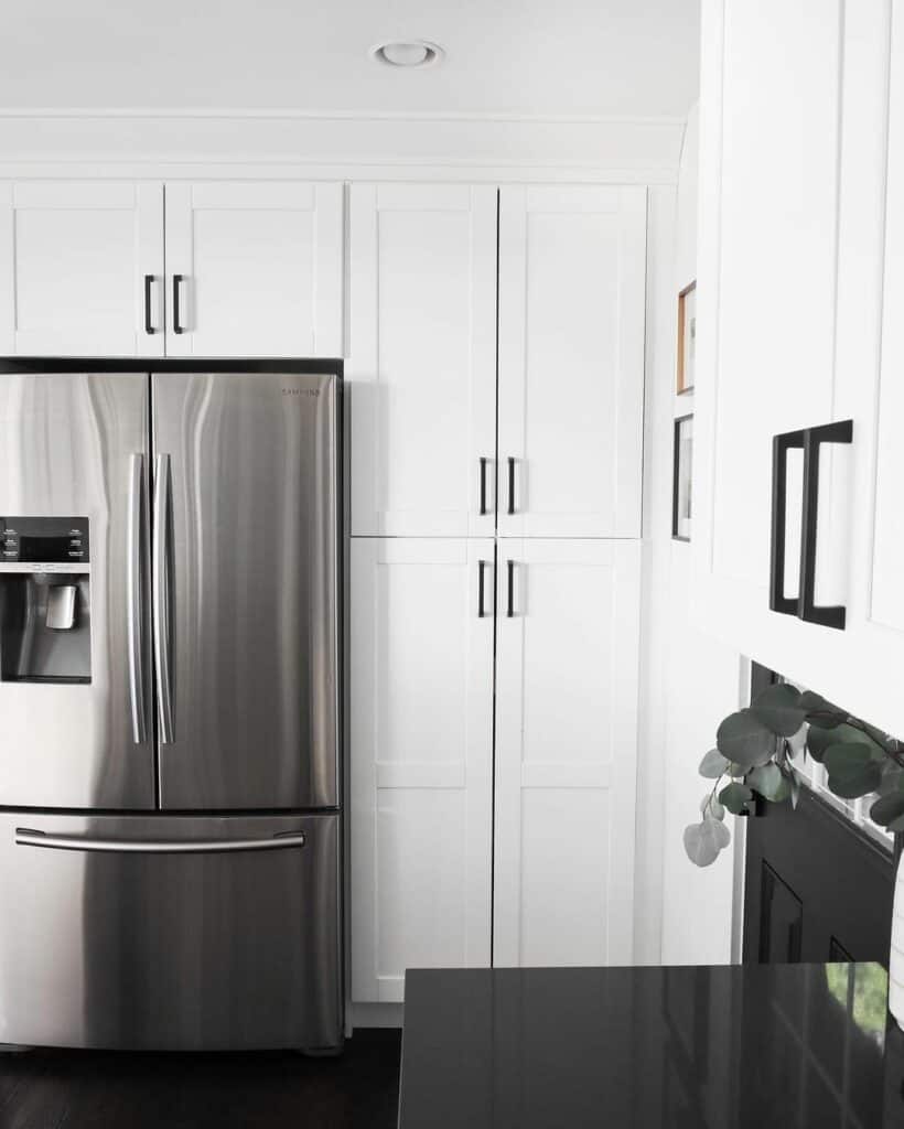 White Full Overlay Kitchen Cabinets with Black Pulls