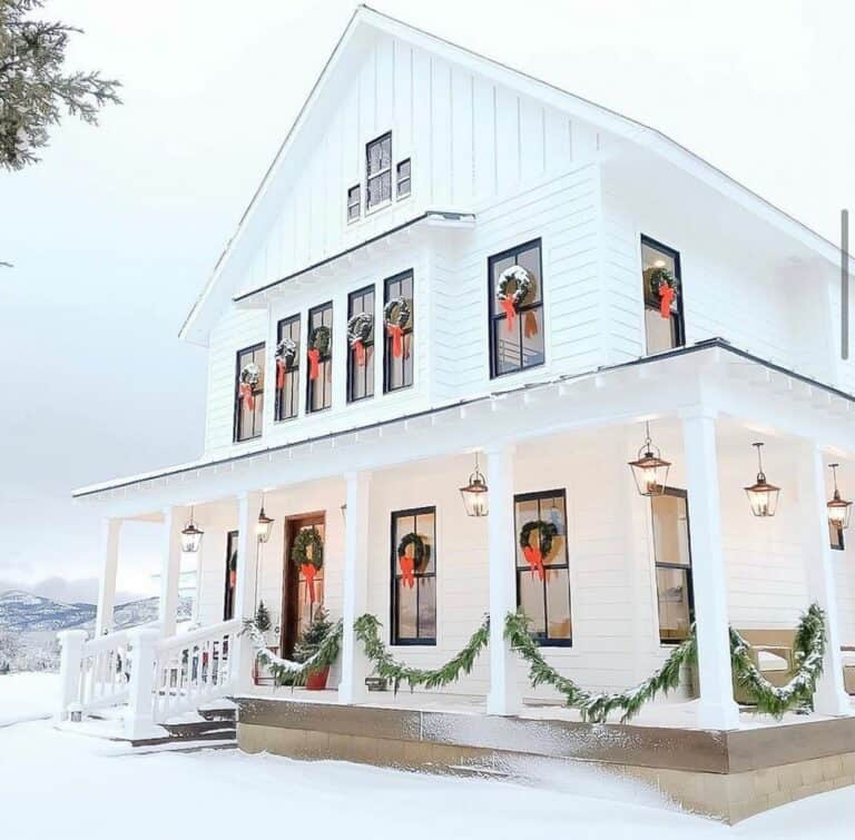 White House With Red-bow Wreaths