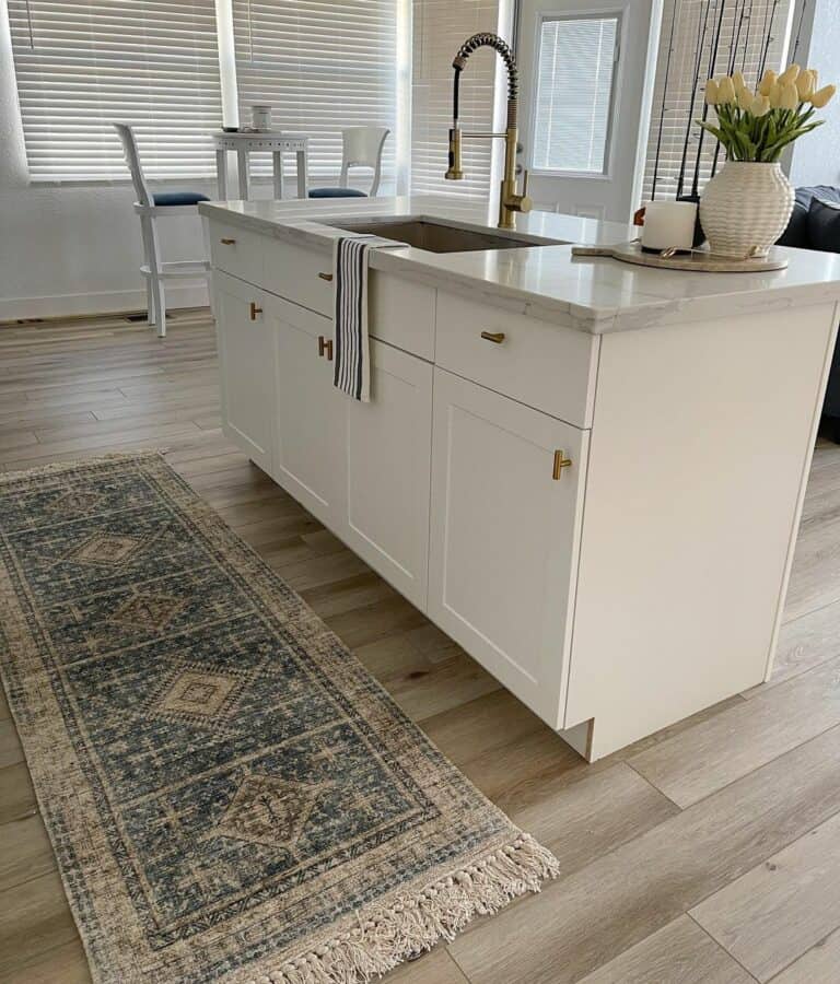 White Kitchen Island With a Cozy
