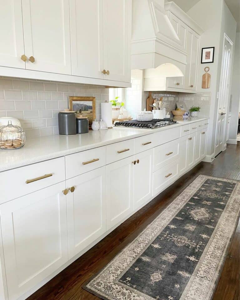 White Modern Kitchen With Timeless Elegance