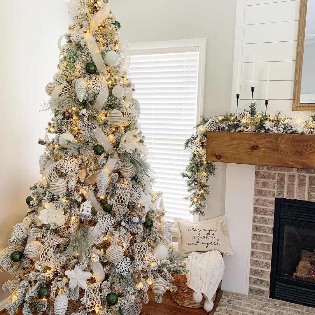 13 Stylish Burlap Ribbon Christmas Tree Ideas for December
