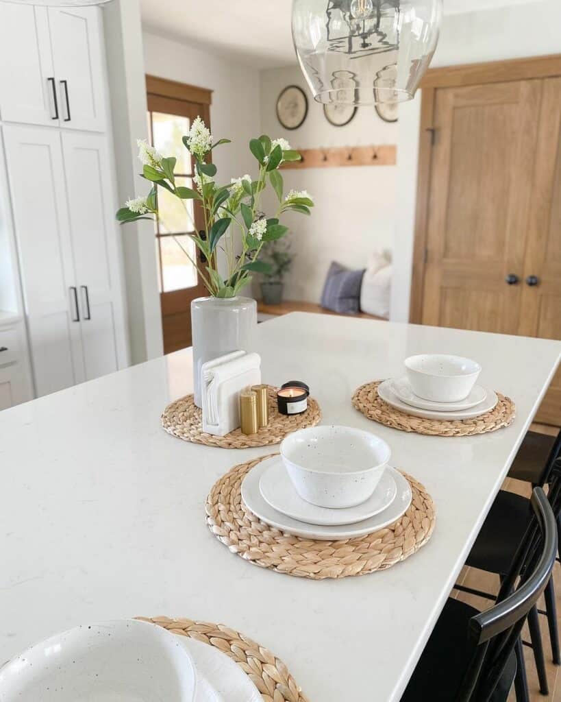 White and Wood Breakfast Bar Décor