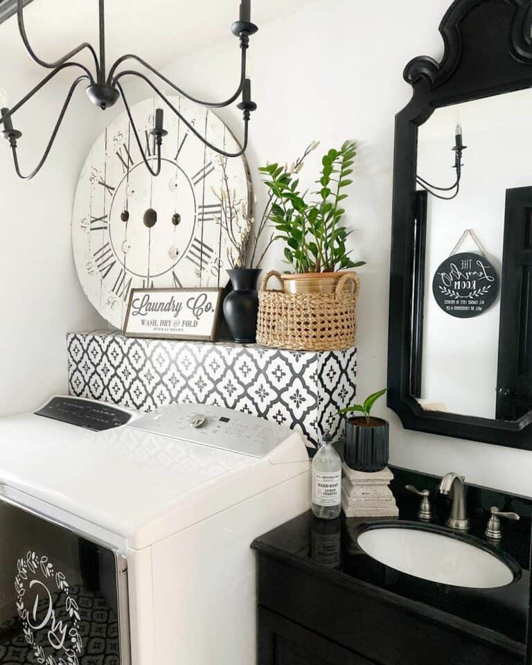 Black and White Landry Room Décor