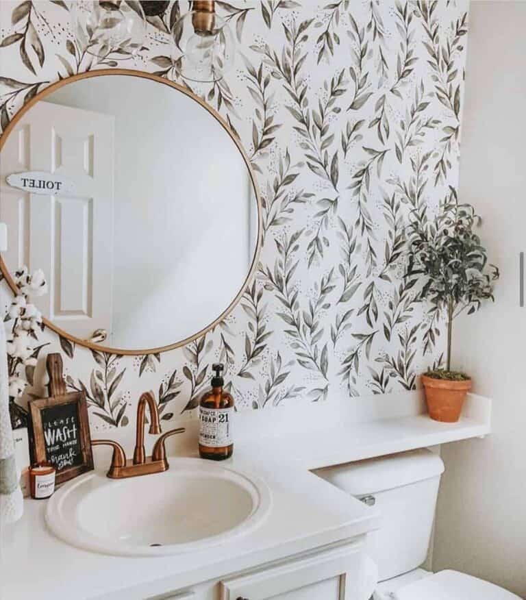 Black and White Wallpaper for a Charming Bathroom