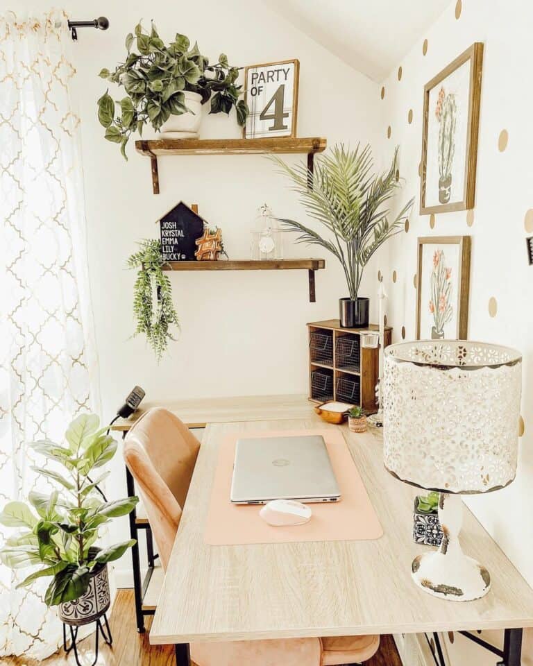 Bright Office With Natural Décor