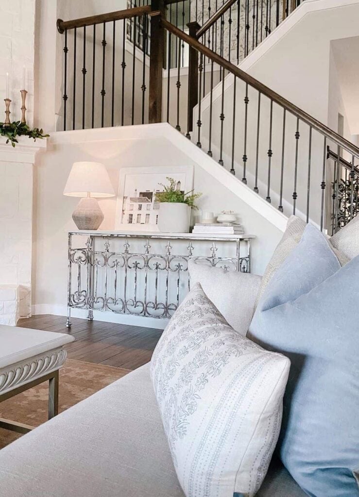 Charming Modern Farmhouse Staircase Idea