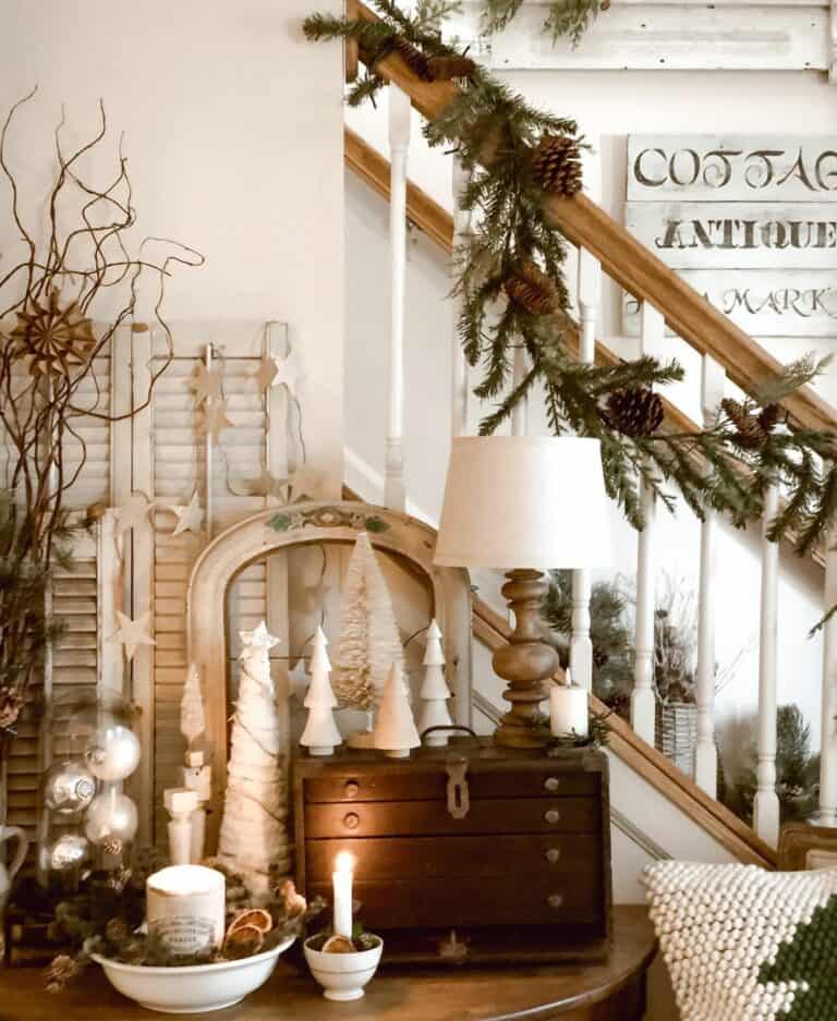 Christmas-inspired Farmhouse Staircase Décor