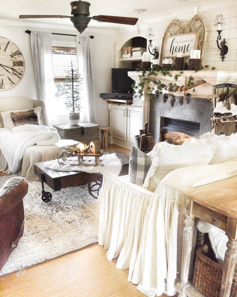 Comfy Black and White Farmhouse Living Room With Cozy Accents