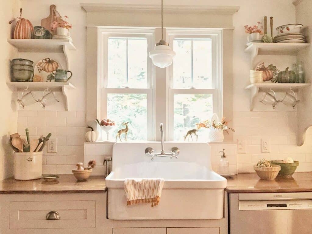 Cottage-styled Kitchen With Symmetrical White Open Shelvings