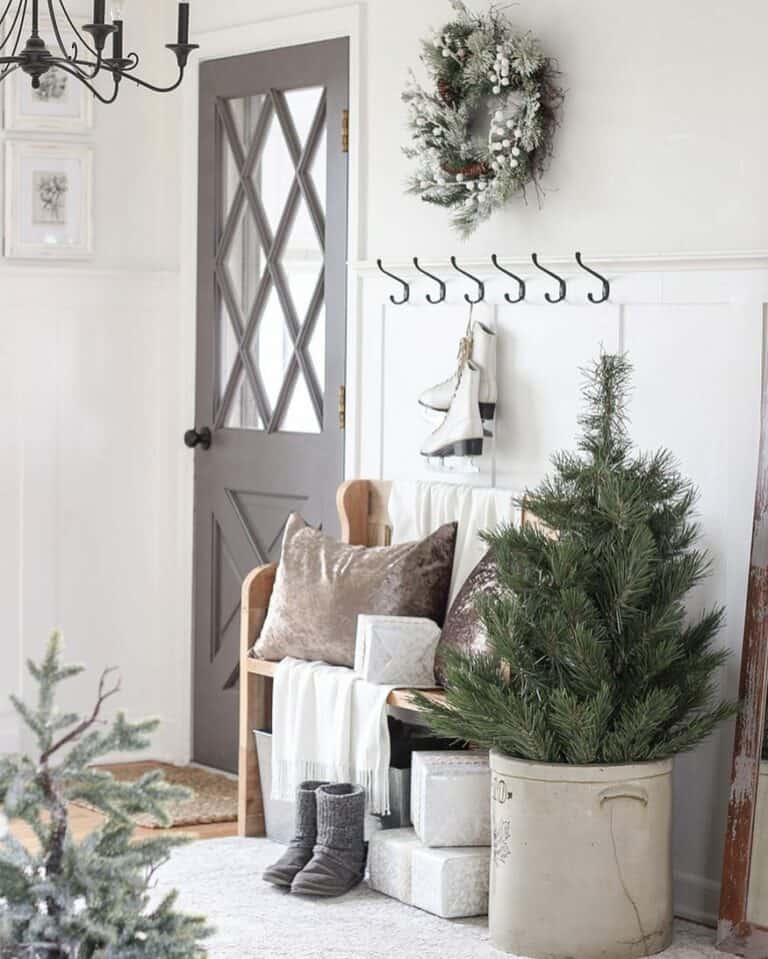 Cozy Christmas Entryway Décor Idea