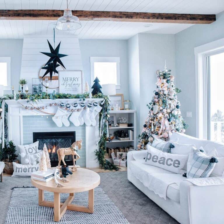 Cozy Christmas-themed White Living Room Ideas