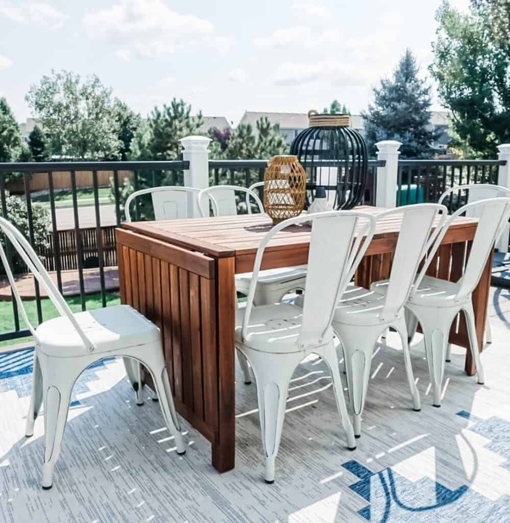 Cozy Deck Décor With Auburn Table
