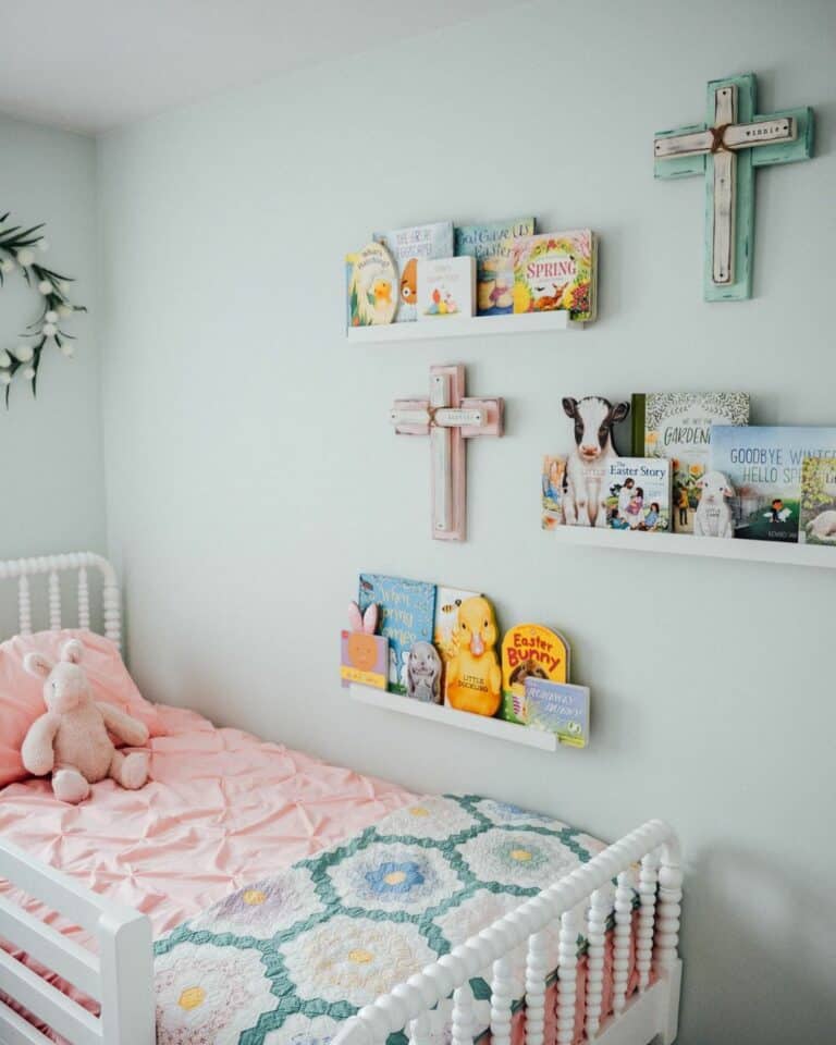 Cozy Kids Bedroom With Wall Décor