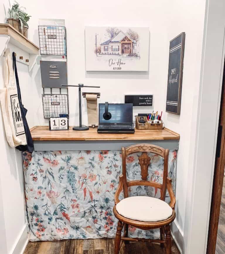 Cozy Office Space With Floral Décor