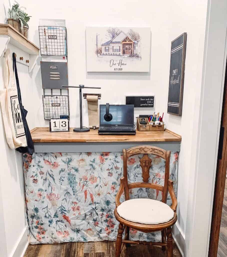 Cozy Office Space With Floral Décor