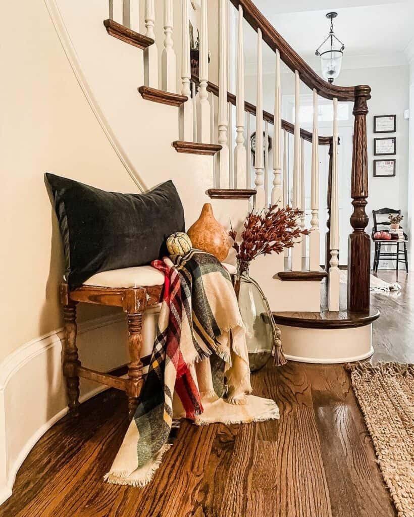 Cozy Stairwell Entry Décor Ideas