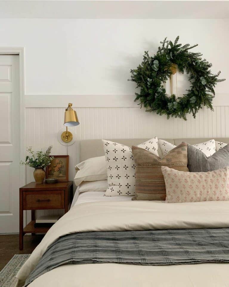 Cozy and Calming Christmas Bedroom Décor