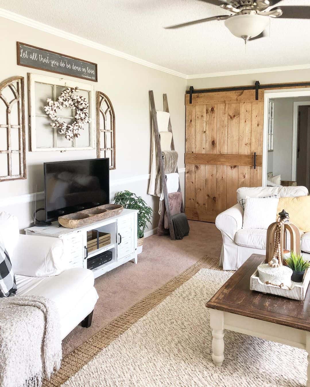 28 Cozy Living Room Farmhouse Wall Decor Ideas
