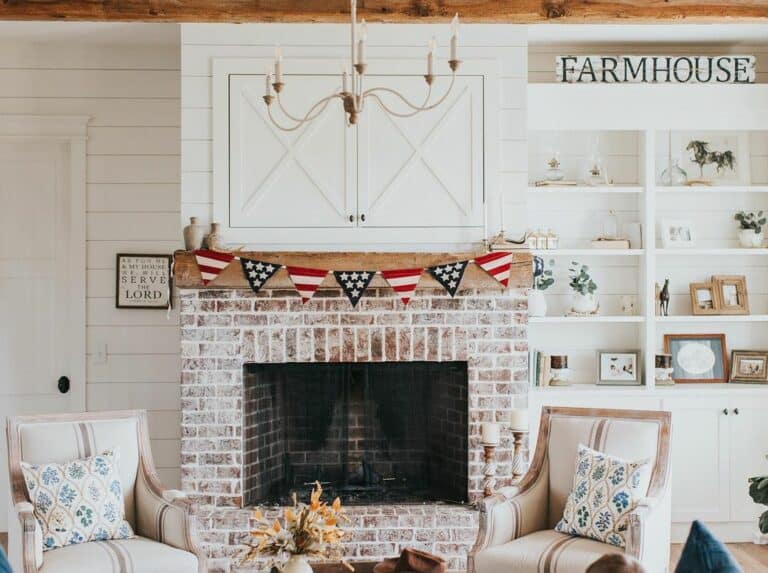 Farmhouse Living Room With Memorial Day Décor