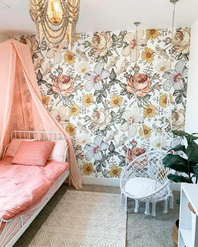 Feminine Room With Floral Wallpaper Décor