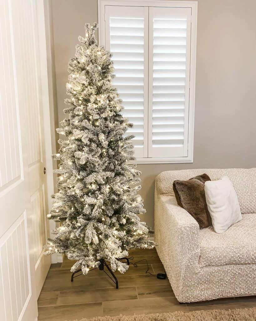 33 Slim Christmas Tree Decorating Ideas for Small Spaces