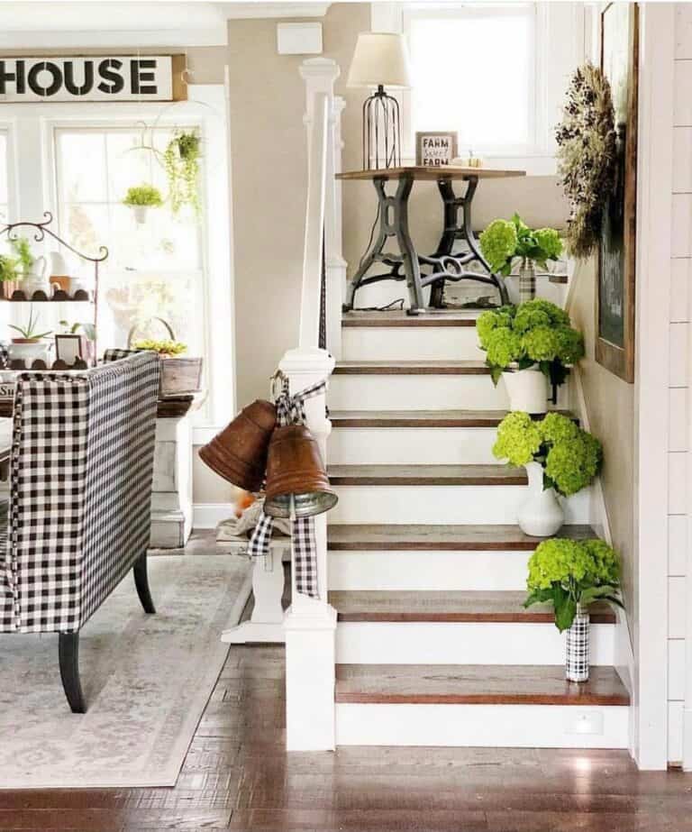 Floral Stairwell Décor Ideas for Summer