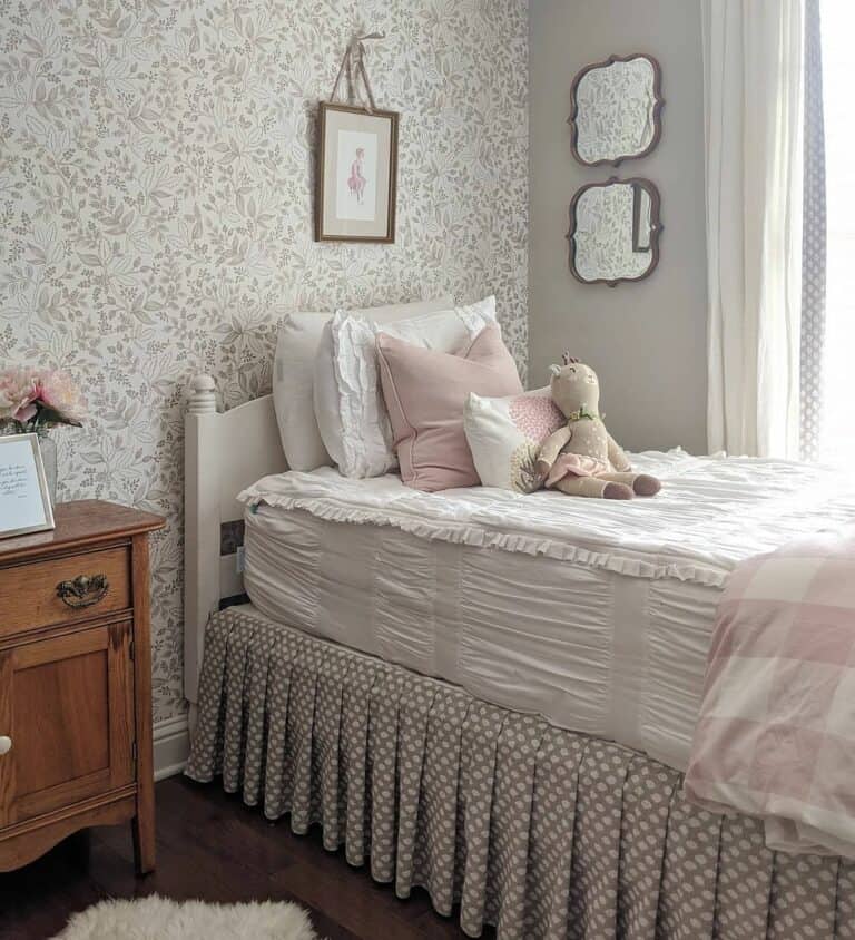 Floral and Ruffled Décor in Kid's Room