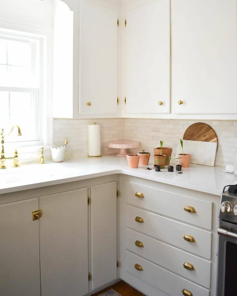 29 White Kitchen Hardware Ideas