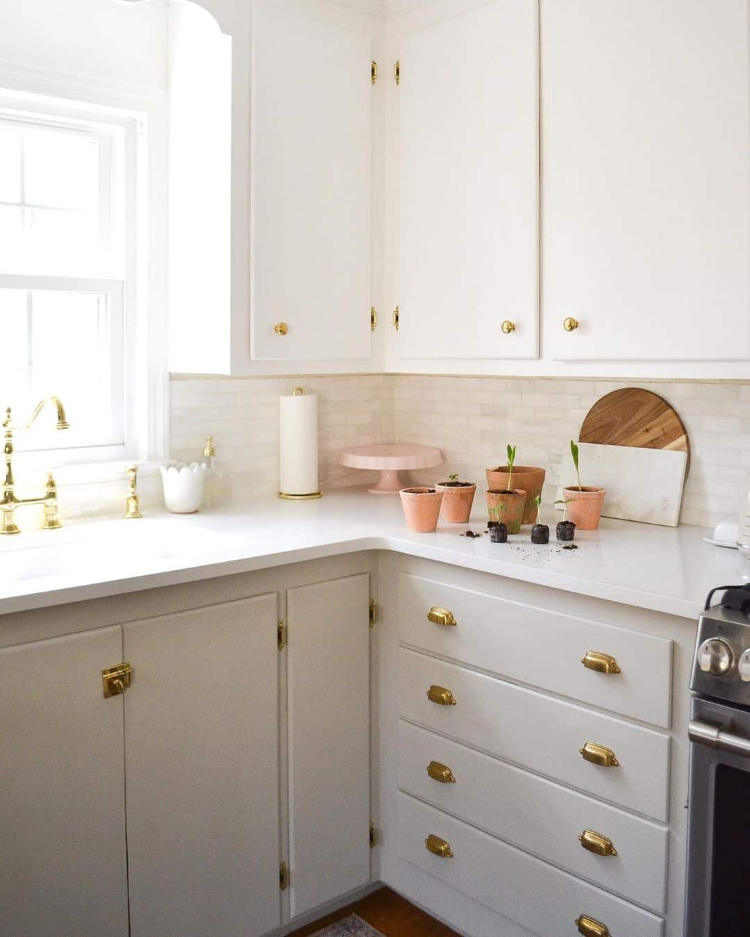 29 White Kitchen Hardware Ideas
