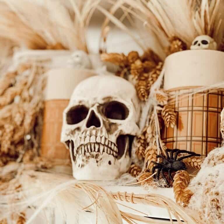 Golden Spooky Décor With Skulls