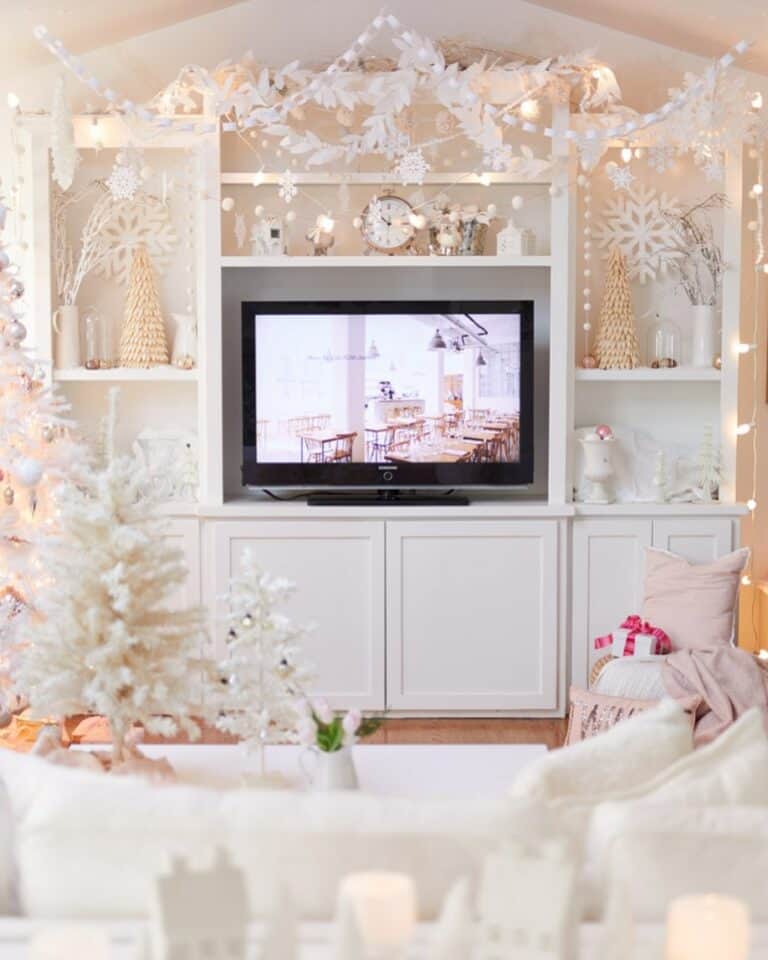 Holiday-themed Living Room With Winter Décor