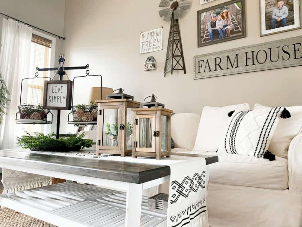 28 Cozy Living Room Farmhouse Wall Decor Ideas