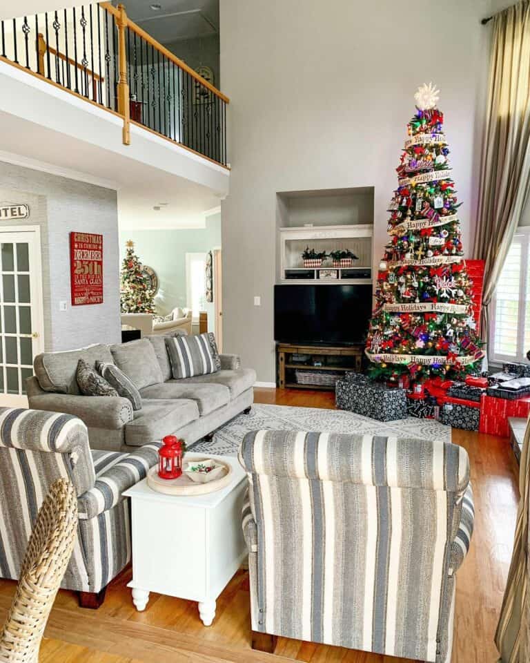 Living Room With Vibrant Winter Décor