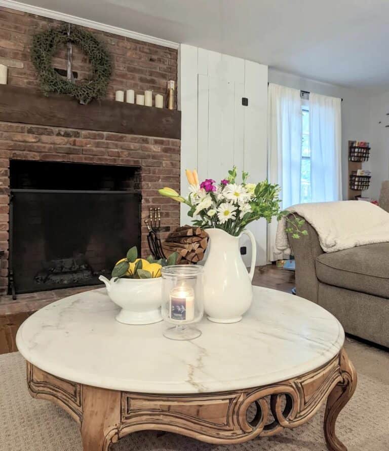 Marble Coffee Table With Yellow Décor