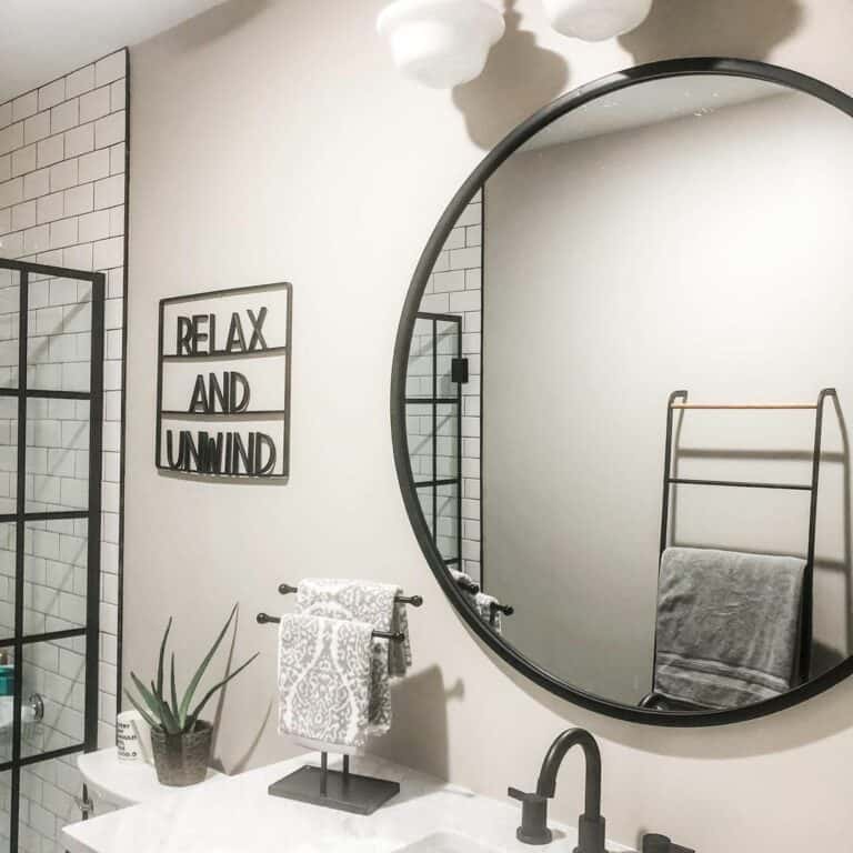 17 Ways to Decorate With Black in the Bathroom