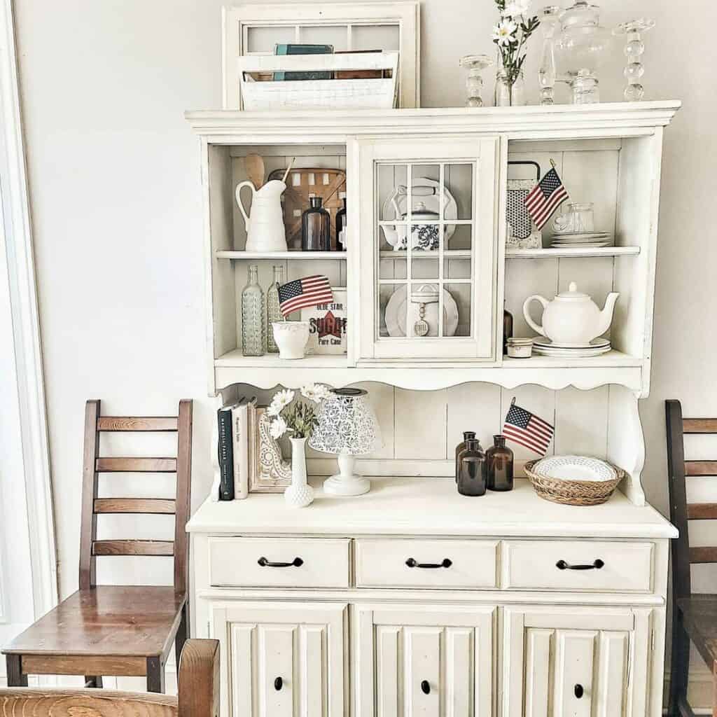 Minimalist Patriotic Décor for a Neutral Dining Area