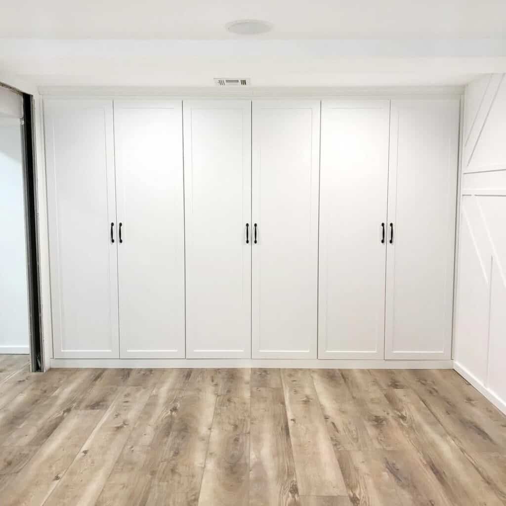 Minimalistic Floor-to-Ceiling Closet Layout - Soul & Lane
