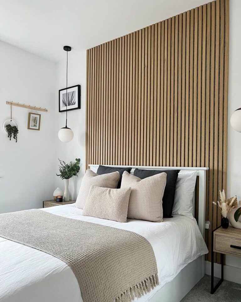 Modern Bedroom With Neutral Décor
