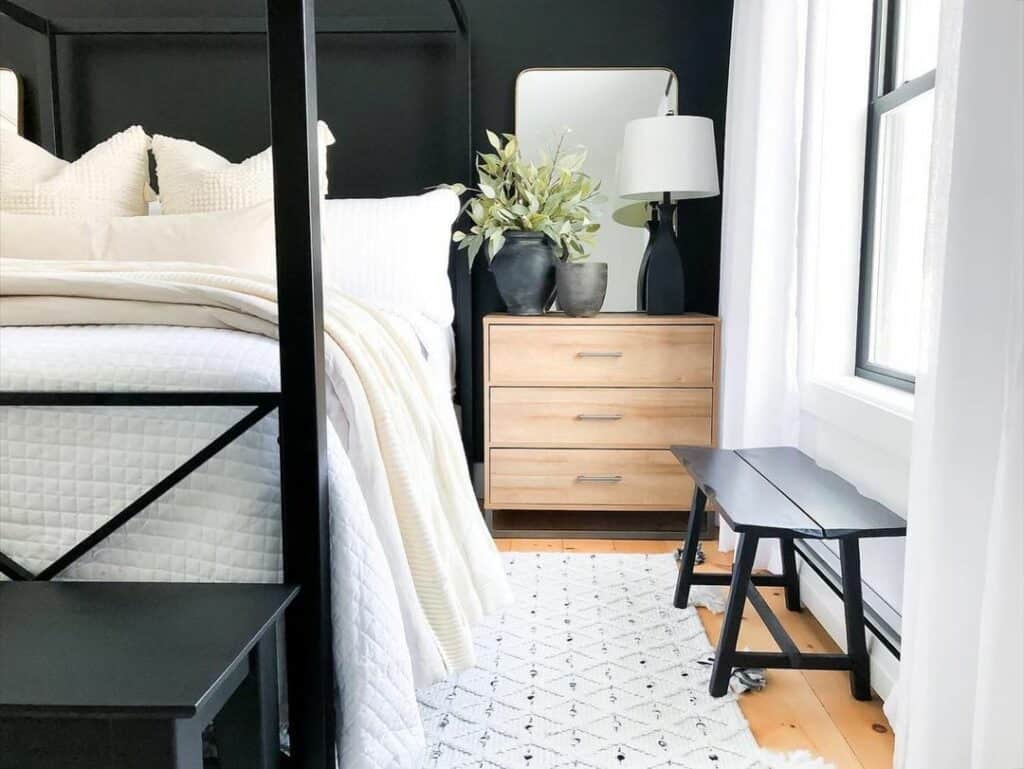 Modern Black and White Guest Bedroom Décor