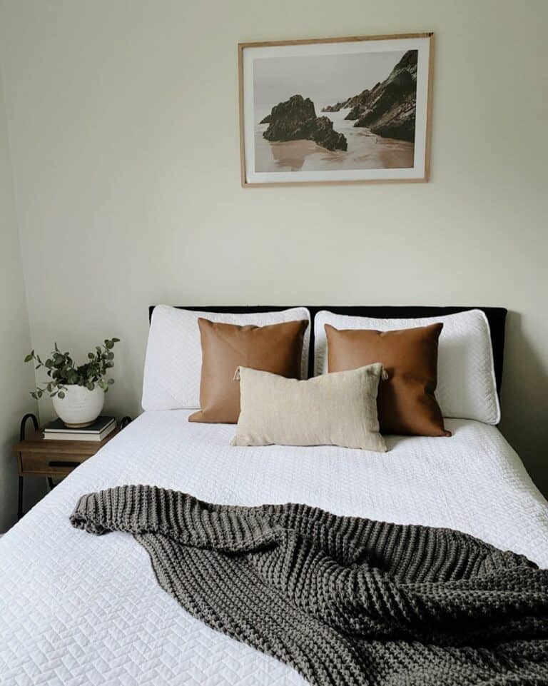 Modern Black and White Guest Bedroom Idea