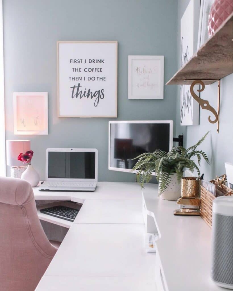 Modern Desk With Pink Office Décor